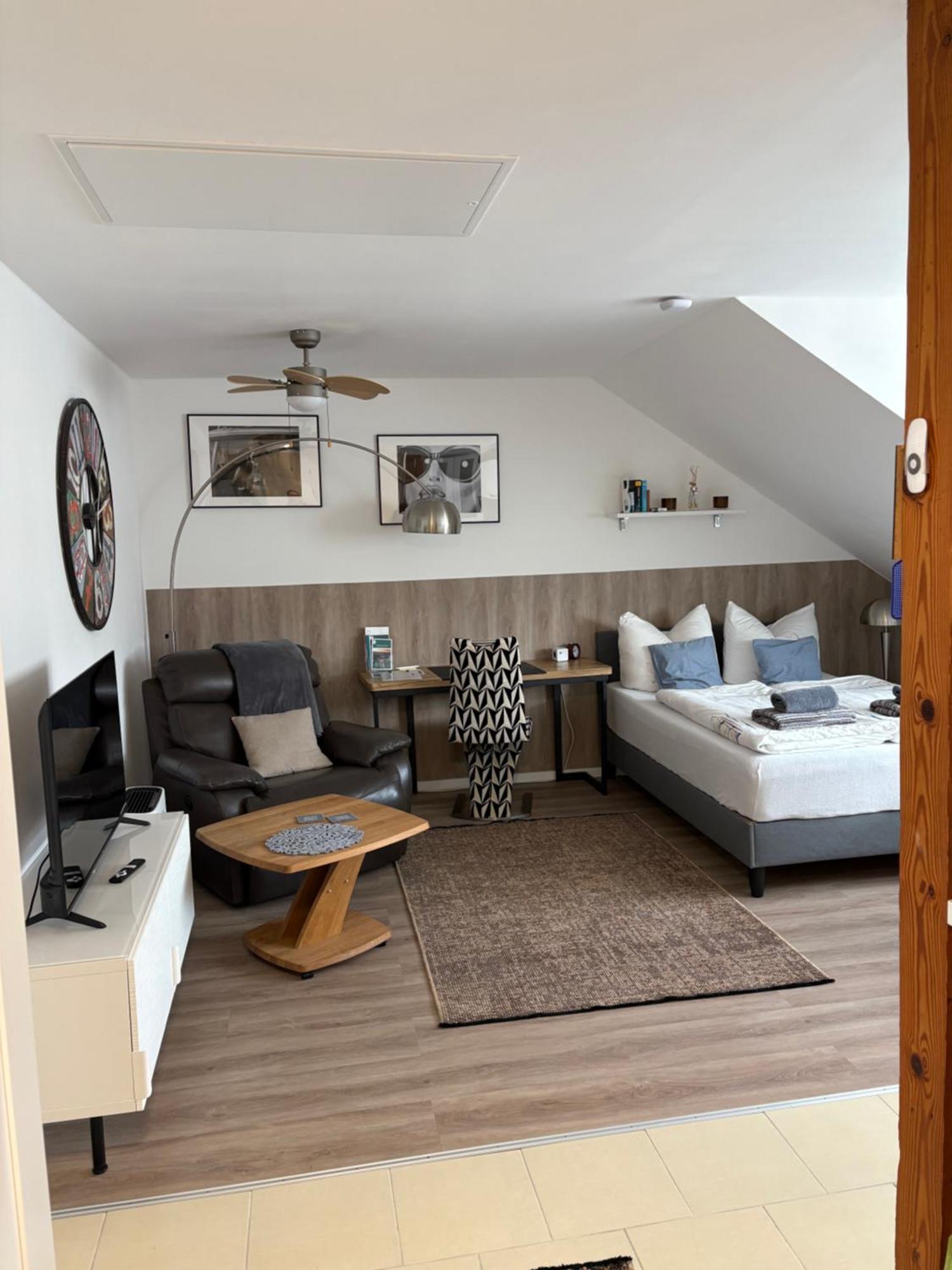 Grosse Gemuetliche Ferienwohnung Mit Klimaanlage, Parkplatz Inklusive Top ! Fürth 외부 사진